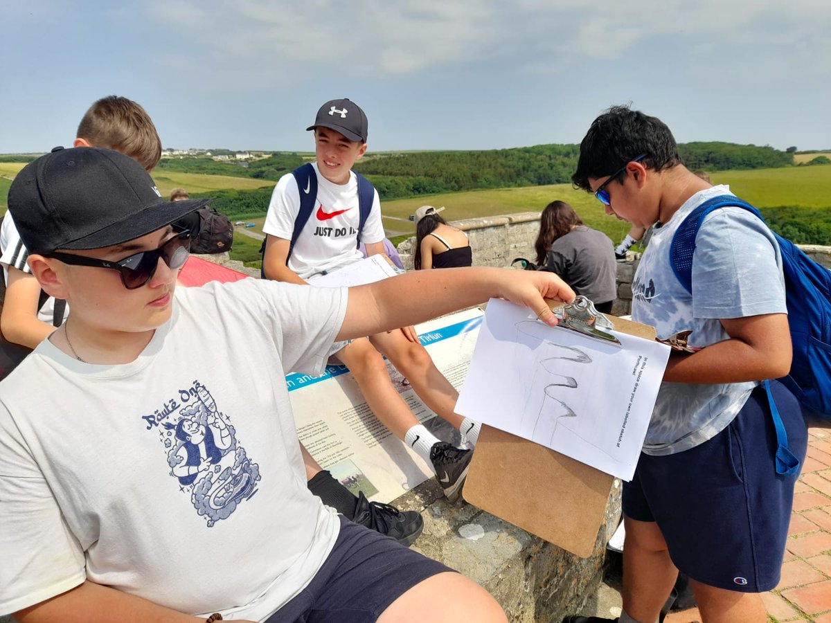 CaerleonComp's tweet photo. The 8D students working on their fieldsketches at Dunraven Bay #maximisingpotential #authenticlearningexperiences #Geographers https://t.co/LCnDRtnpJG
