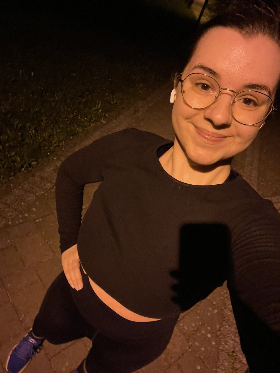 Bola som po 2 rokoch behať a poviem vám…je to super pocit. Tri mesiace dozadu som si nevedela zaviazať šnúrky na teniskách. Práve vďaka ťažkým chvíľam si extrémne vážim chvíle , kedy vládzem. Viem, že tých ťažkých bude ešte veľmi veľa, ale toto ma ženie vpred. 🙏