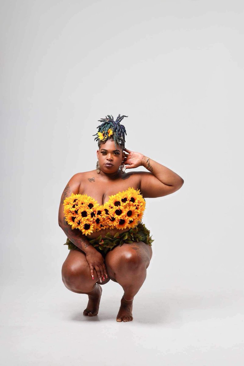 YourFavPlusDiva's tweet image. 🌻sunflowers bring sunshine; wherever they bloom🌻

📸 Chris Kimble
Hair/Makeup: YourFav PlusDiva
🌻outfit: Custom made by Camille Martin🌻
Inspo: Mechelle Necole

#MzReeSee #yourfavplusdiva #plusmodel #sunflowers #fyp #viralpost