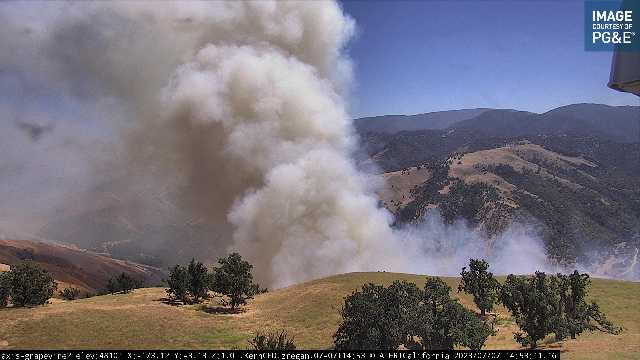 engineco16's tweet image. I'm done trying to listen to the annoying live feed. It'll burn to the top as it did last year in the same spot and the tankers will box it in. It's dying down a bit already.
#DistrictFire NB I-5 between Grapevine &amp;amp; Fort Tejon Rd. #Grapevine @kerncountyfire