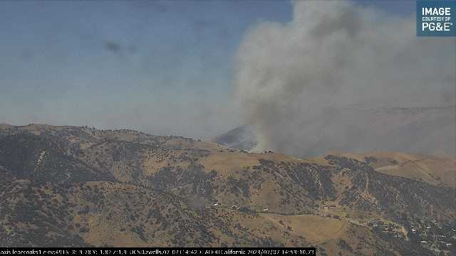 engineco16's tweet image. I'm done trying to listen to the annoying live feed. It'll burn to the top as it did last year in the same spot and the tankers will box it in. It's dying down a bit already.
#DistrictFire NB I-5 between Grapevine &amp;amp; Fort Tejon Rd. #Grapevine @kerncountyfire