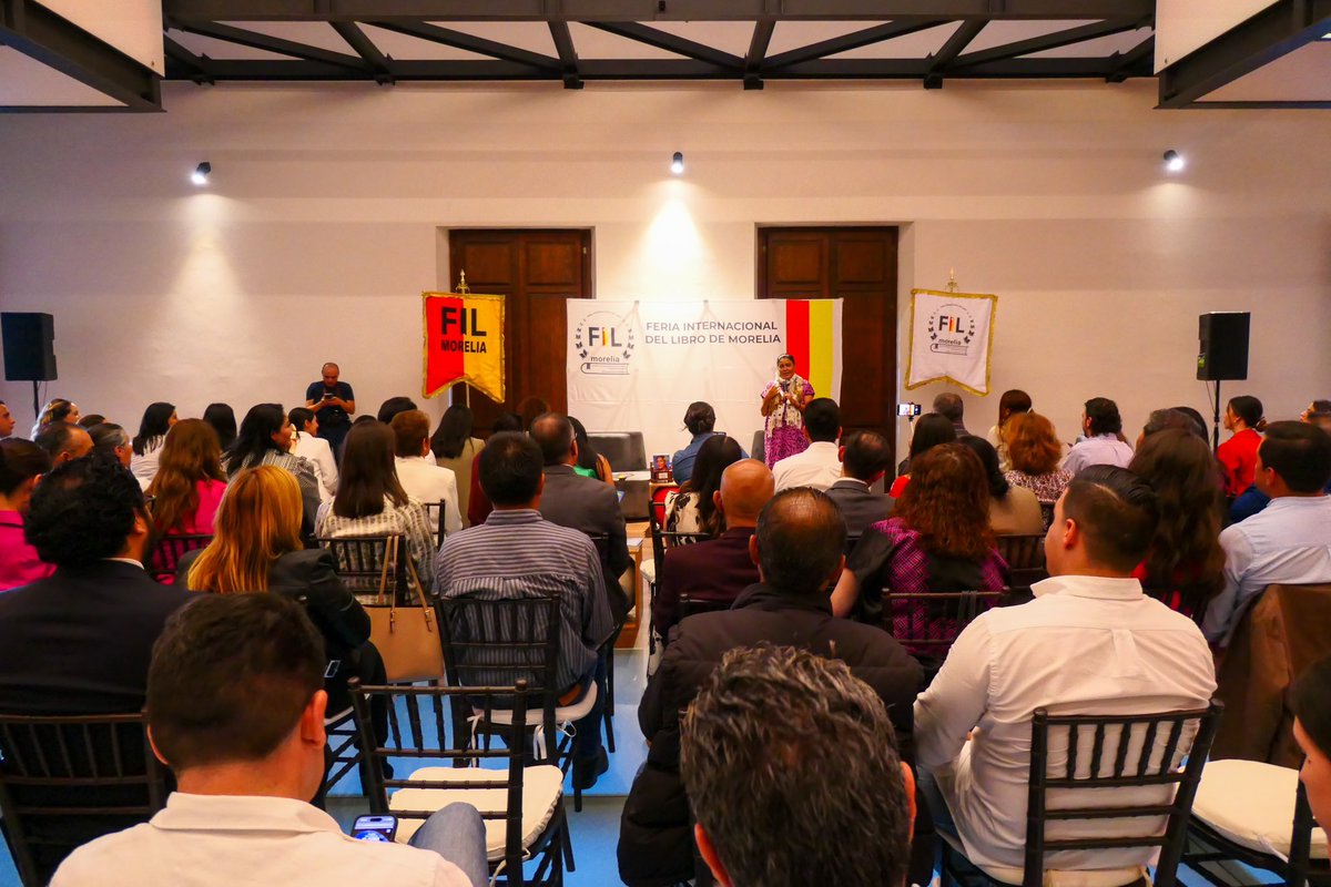 EufrosinaCruz's tweet photo. La @FILMorelia en conjunto con la diputada federal @MacarenaChavezM y @adriana_camposh me invitaron a presentar #LosSueñosDeLaNiñaDeLaMontaña en la capital del estado de Michoacán, en Morelia; los libros, las letras y la educación son las únicas herramientas para poder transformar muchas diferencias que nos han impuesto.