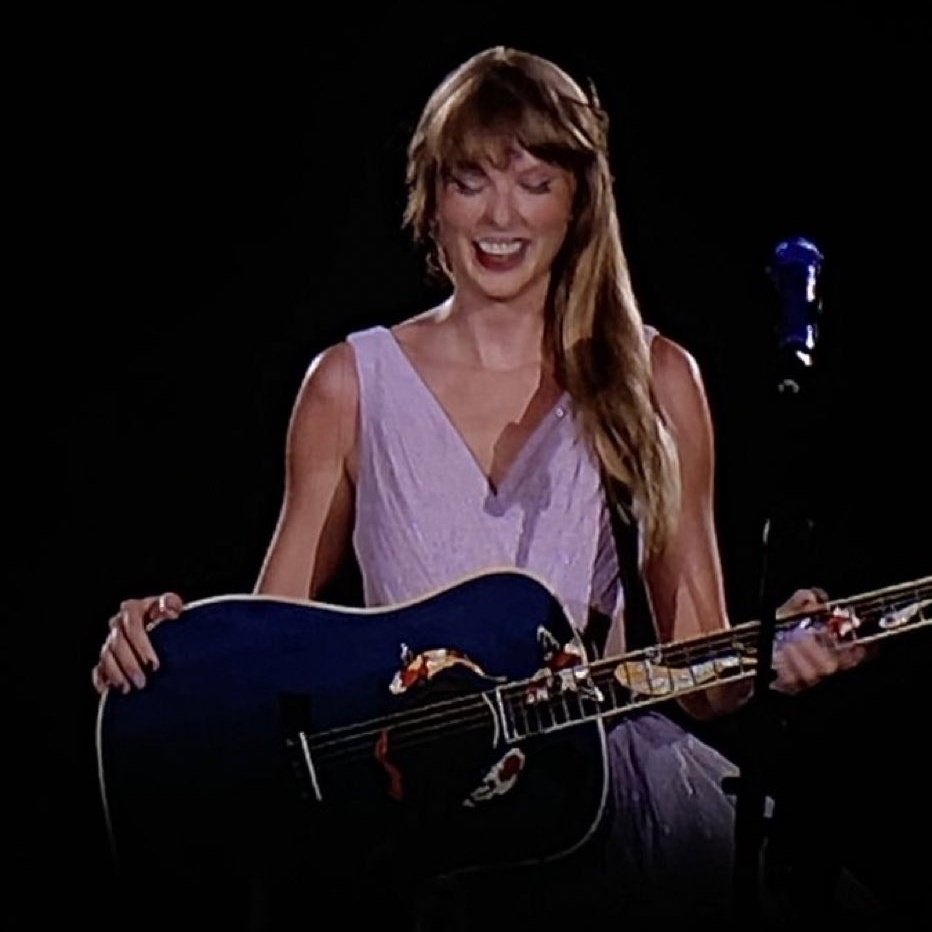 🎶| @TaylorSwift13 added "Long Live" to the setlist tonight!