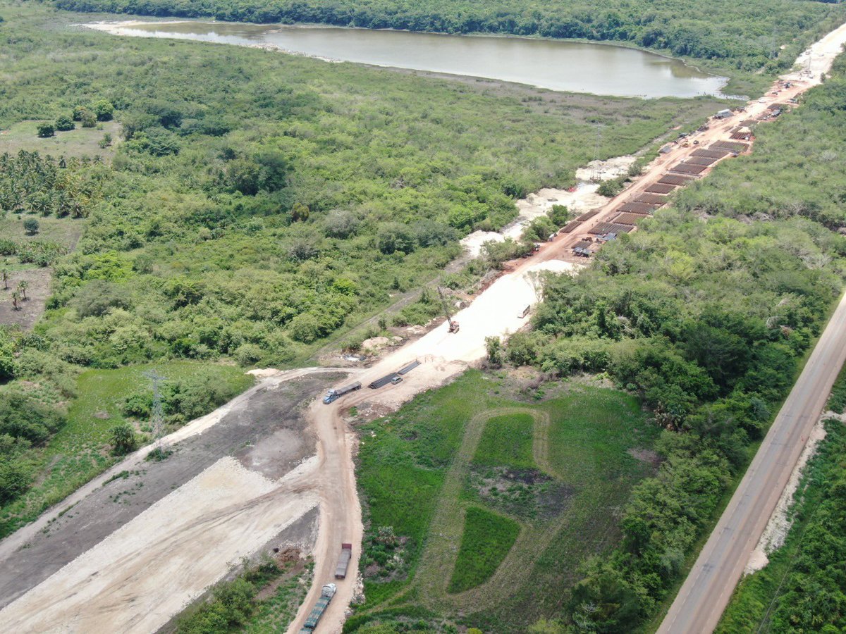 gemhsm's tweet photo. Chequen la diferencia de anchura entre la carretera y el desmonte q han hecho para el paso de la vía. 

Este Megaproyecto del mal llamado Tren Maya no solo ha talado millones d árboles y rellenado con cemento los cenotes, ahora acaba con la Laguna d Bacalar. @SelvameMX #SelvaMeDelTren
