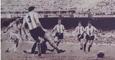 Un 7 de julio de 1957, Argentina venció a Brasil en el estadio Maracaná. En la Copa Roca, Brasil anotó el gol a través de Pelé, quien debutaba a sus 16 años. Labruna y Juárez marcaron los tantos argentinos. Un momento inolvidable del fútbol. #ArgentinaVsBrasil #FútbolHistórico'