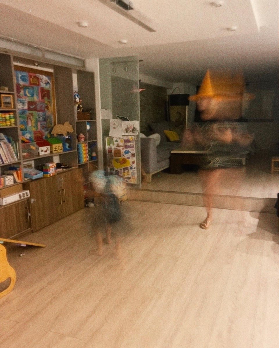 OliviaCollinsMX's tweet photo. Los viernes los Collins se arman la pachanga desde el más allá 🧙🏻♀️💀🎃🧹👻🧚🏼♀️👩🏼🦰🦸🏻♂️🧟♀️🧛🏼♀️ ¿Y su viernes cómo va? 🤭
#oliviacollins #vidacollins #abuela #findesemana #fiesta #fiestadedisfraces #nieto #brujas #halloween https://t.co/I9nk0UoazN