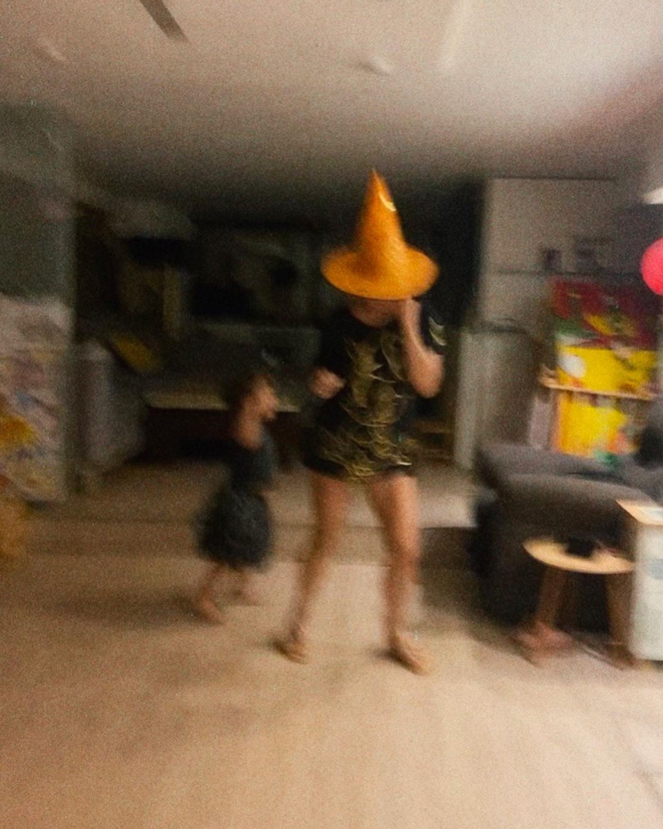 OliviaCollinsMX's tweet photo. Los viernes los Collins se arman la pachanga desde el más allá 🧙🏻♀️💀🎃🧹👻🧚🏼♀️👩🏼🦰🦸🏻♂️🧟♀️🧛🏼♀️ ¿Y su viernes cómo va? 🤭
#oliviacollins #vidacollins #abuela #findesemana #fiesta #fiestadedisfraces #nieto #brujas #halloween https://t.co/I9nk0UoazN