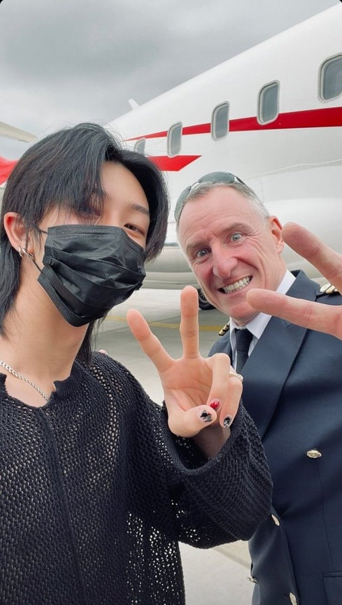 [17s] BANGUN WARGAAAA, bapak hao selca bareng pilot 💁🏻‍♀️💁🏻‍♀️