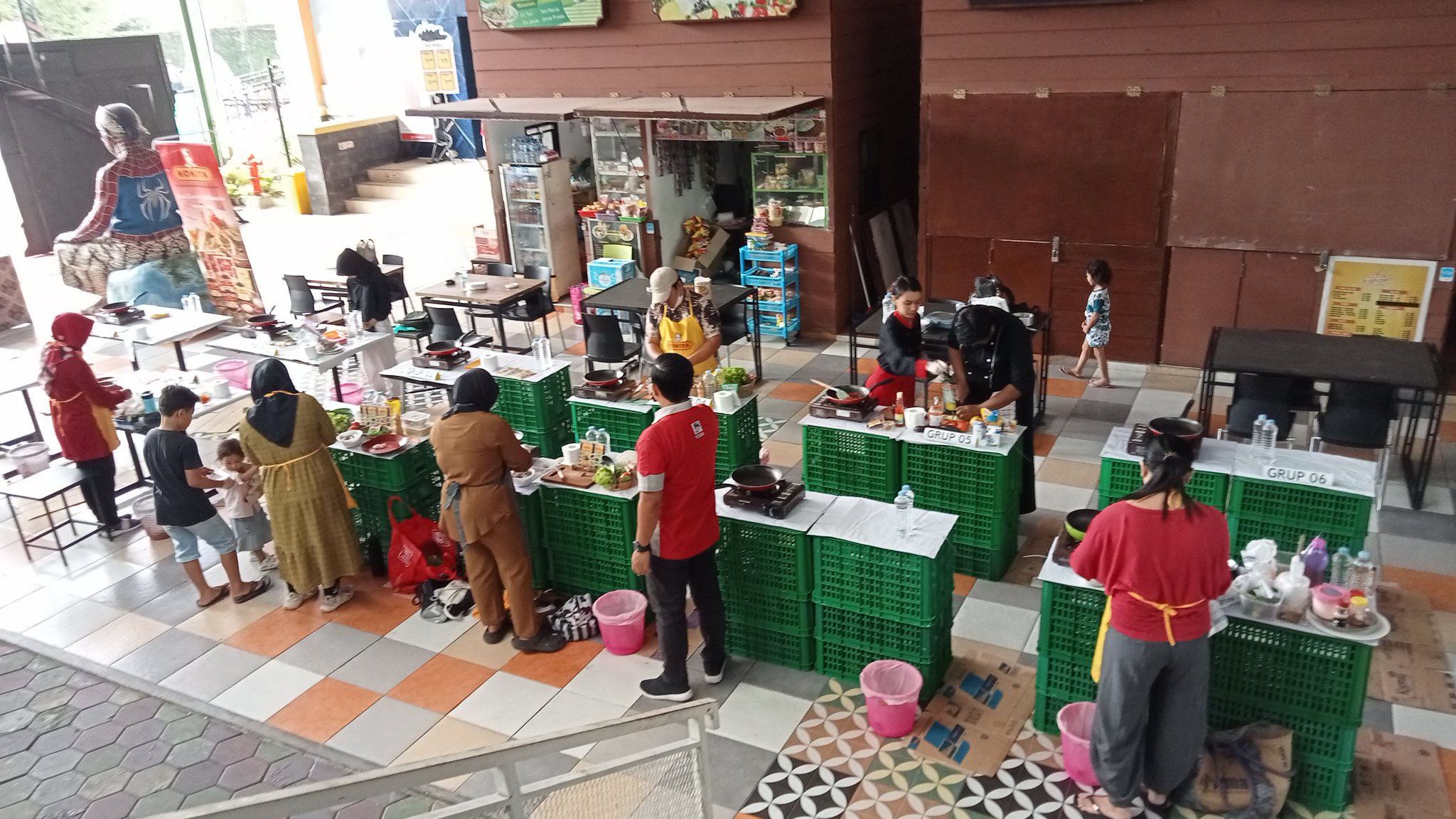 Elanto Wijoyono on Twitter: "Baru saja tegur pengunjung foodcourt XT