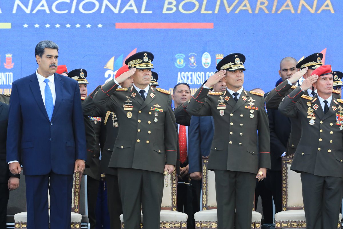 Ratifiqué como Ministro del Poder Popular para la Defensa, al General en Jefe Vladimir Padrino López y al General en Jefe Domingo Hernández Lárez al frente del Comando Estratégico Operacional de nuestra FANB. ¡Sigamos en Combate y en Victoria permanente!