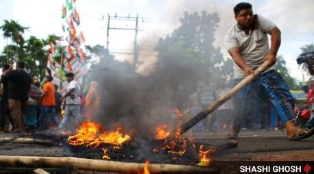 tonybekkal's tweet photo. ఈరోజు బెంగాల్ పంచాయతీ ఎన్నికల పోలింగ్ ప్రారంభమైంది.
పోలింగ్ కంటే ముందే TMC, CPM, కాంగ్రెస్ కార్యకర్తల మధ్య ఫైటింగ్ ప్రారంభమైంది.
బ్యాలెట్ బాక్సులో ఓటు పడక ముందే ముగ్గురు చచ్చారు. వందలాది మంది గాయపడ్డారు.
బీజేపీని ఓడించి దేశాన్ని ఉద్దరిస్తామని నీతులు మింగుతున్న విపక్షాల రక్తపాత రాజకీయం ఇది.
ఈ విషయంలో టీఎంసీ, లెఫ్టు పార్టీలు టెర్రరిస్టుల కంటే కూడా దారుణమైనవి.
ఎన్నికలు, రాజకీయాల పేరు మీద వారు తీసినన్ని ప్రాణాలు ఇప్పటి వరకు ఏ ఉగ్రవాద సంస్థ కూడా తీయలేదు.
#WestBengalPanchayatElections2023 #westbengalpanchayatpolls