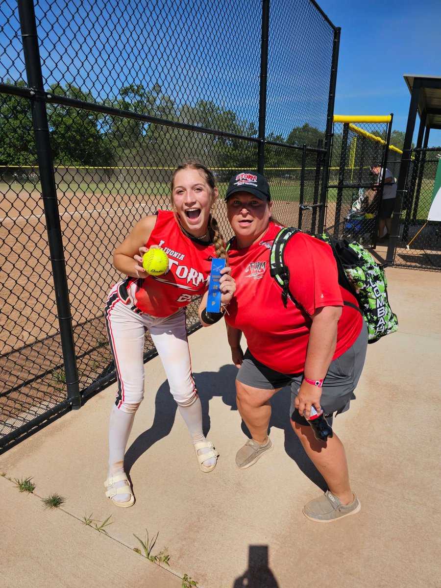 GraceMatheson22's tweet photo. Started the Softball Spectacular in Traverse City with a HOMERUN leading me to get MVP and our first win of the tournament! I love my coach and this team! Having so much fun!!!🥎❤️🖤🤍 https://t.co/Byk49jvOYV