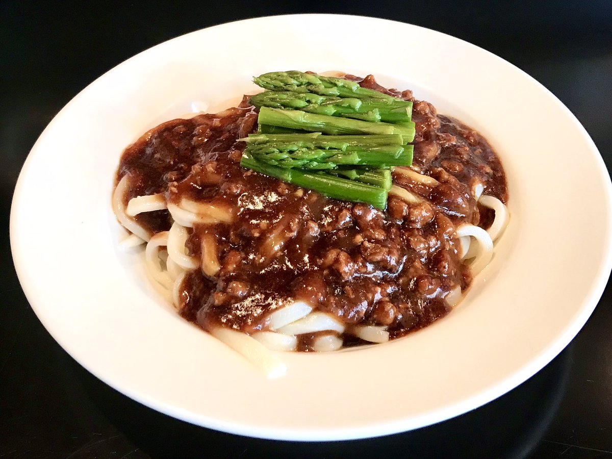 JanJan51290440's tweet photo. ときどきお邪魔する「手打ちうどん」のゆるりさん
マスターとイベントでコラボでもしたいねなんて盛り上がった事があった
イベント出店は実現しなかったけどやるなら何やろうと
ゆるりさんのうどんにクレチキのジャージャー麺ソースとか言ってたらうどんを持って来てくれた https://t.co/O9wsYjKStC