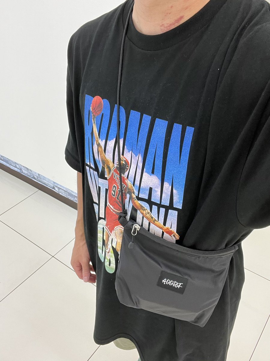 TSC6MR's tweet photo. こんにちは~✨
今日は奥さんの車の点検🚗
早速addict mini pouch☺️
後MFC STOREのロッドマンT🏀
足のお供はNB580👟
点検終わったら何しようかなぁ🤔
本日も宜しくお願い致します🙇♂️
@addict_snkrs27
@ub_addict
#MT580 https://t.co/F4WmiA6k7b