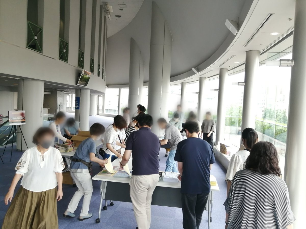 poco_mandolin's tweet photo. 受付準備でチラシ挟み込み中。今回はパンフかなり多いですが大勢でやれば案外速いです。
#POCO2023 https://t.co/GdkhHO8wdM