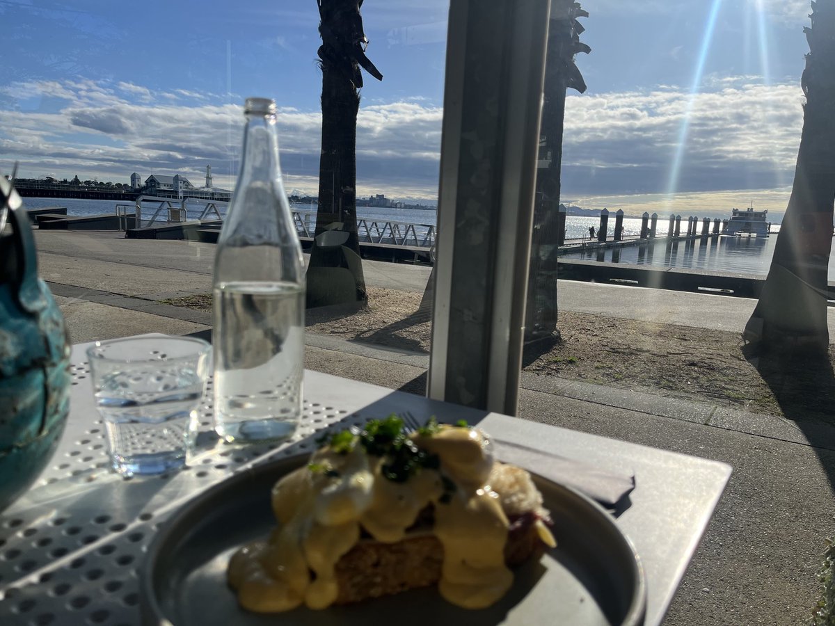 emikirky's tweet photo. 海を眺めながらの大好きなエッグベネディクトでブランチ✨

ただ、私には少しショッパイ味付け😅🇦🇺では、あまり外のレストランに期待しない方がいいのかな？家で今度作って見ようとやる気が出た日😃 https://t.co/07sJrZBtI3
