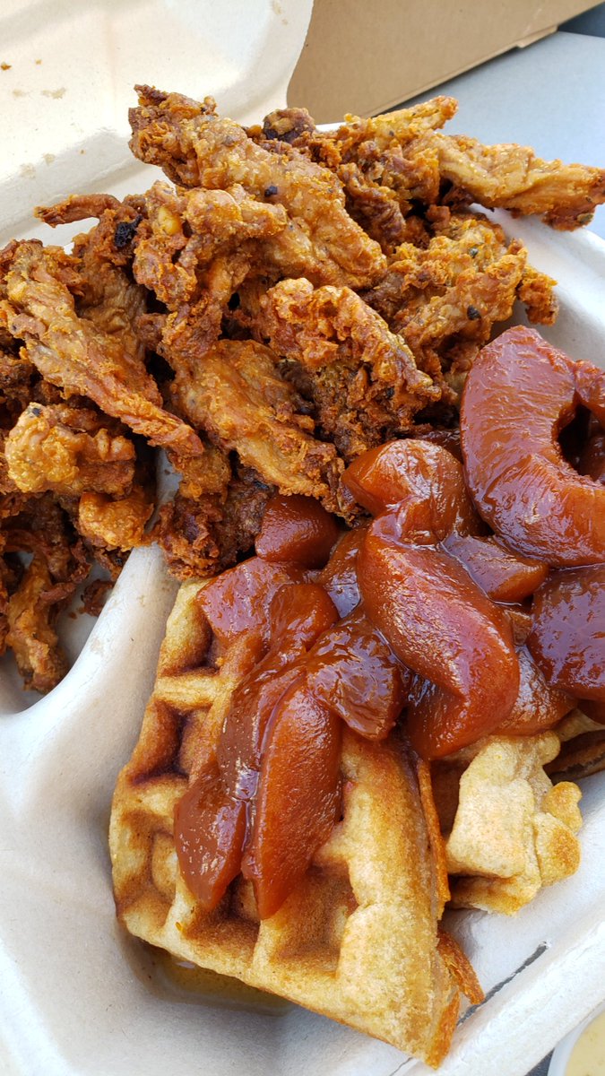 PamDMON's tweet photo. Vegan Playground was awesome. Enjoyed all the delights sweet and savory! Will for sure go back again for more. Garlic noodles, Chickun Oyster Mushrooms and Cinnamon Roll Waffles, Korean corndog, &amp; cookies! #vegan #LosAngeles https://t.co/HKSEoYJDMR