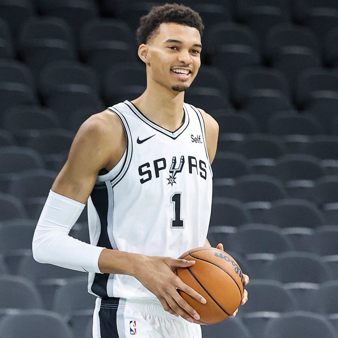 LegionHoops's tweet image. Victor Wembanyama in his Summer League debut:

9 points
8 rebounds
5 blocks
3 assists
2/13 FGM
1/6 3PM