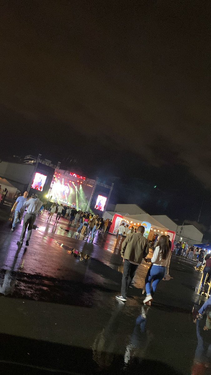 Majoacp30's tweet photo. A esos que están en el concierto de los amigos invisibles y Rewind, los quiero y bailen mucho, que la lluvia no los detenga #Beermanfest https://t.co/TR7YkGcti1