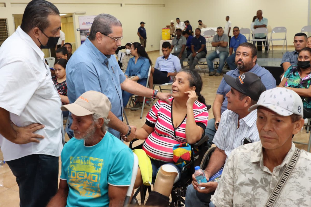 MIVIOTPma's tweet photo. ¡Respuestas habitacionales para 100 familias de Los Santos!
Acompañamos al Presidente @NitoCortizo a beneficiar con viviendas mejoradas, unidades básicas y casas del programa #PlanProgreso, a aproximadamente 350 santeños por una inversión total de más de 2.1 millones de balboas. https://t.co/G9jtyGdrCG