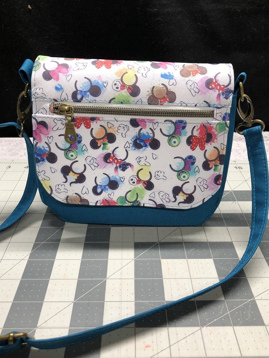 IvanLavit's tweet photo. I’m so dumb!! I just finished making this bag &amp; didn’t notice the fabric was upside down until I was done with it😩😩 I guess my niece is getting a free bag lol https://t.co/9kv2ToPKXj