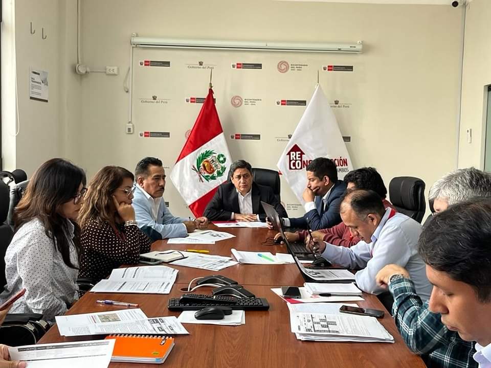 marticorenaperu's tweet photo. #Junio6✅ | 📌Este jueves nos reunimos con el Director Ejecutivo adjunto de la ARCC, Fernando Munive Díaz y los sectoristas de la región Ica, para dialogar sobre los proyectos de inversión en nuestra región a cargo de la ARCC y los contratos suscritos de gobierno a gobierno. https://t.co/5hVYKWkIZc
