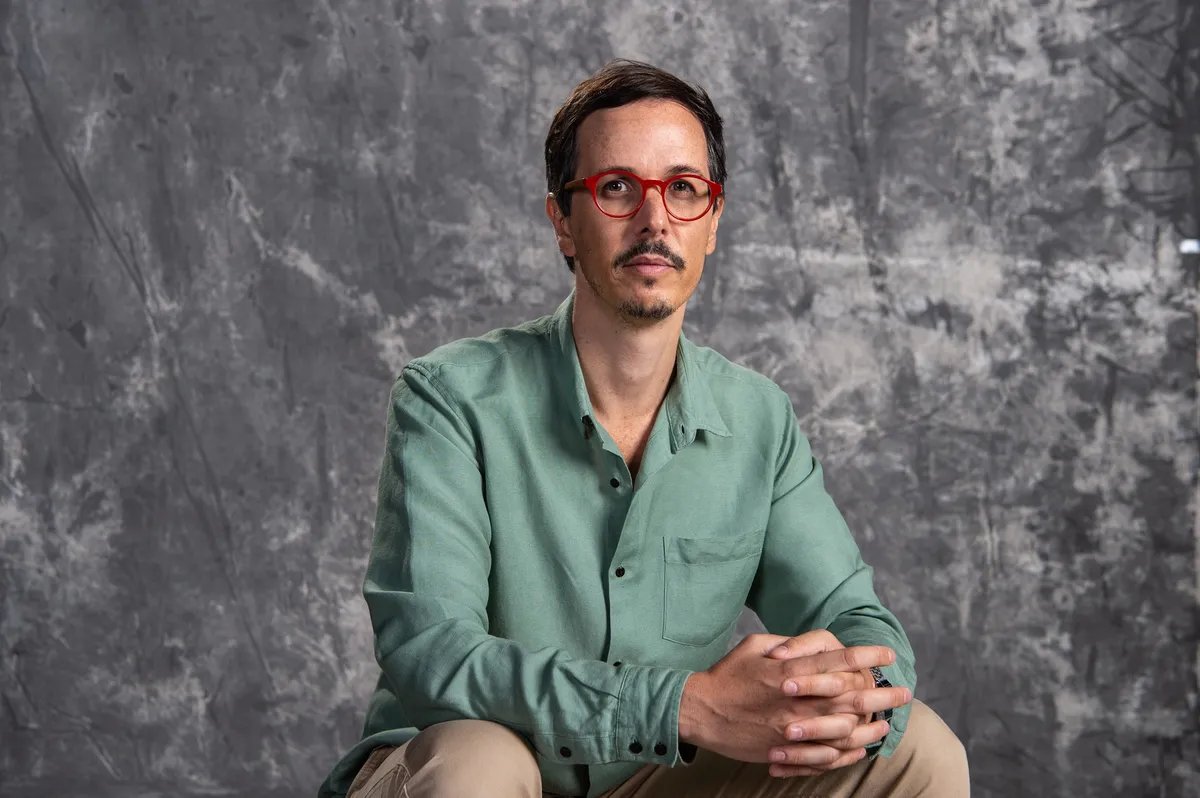 ZAMENZA's tweet image. Lucas Paraizo escreveu cinco temporadas de tirar o fôlego de #SobPressão e agora criou #OsOutros. Já se coloca como um dos melhores e mais promissores autores da Globo.