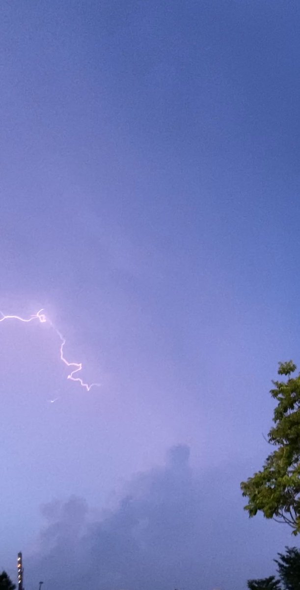 ThuH33948823's tweet photo. Just sky ☁️ https://t.co/rCBjBEWfwL