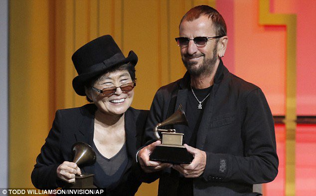 yokoono tweet picture