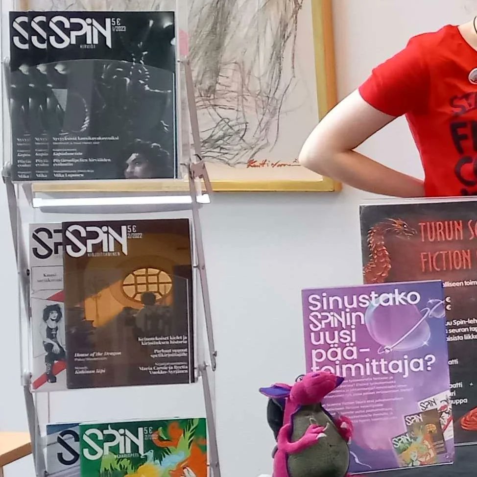 spinlehti's tweet photo. Spin on Finnconissa, mukana komea uunituore hirviöteemainen numero 1/2023!  ...Sekä toimitusrekryä (päätoimittajahaku! Spin-päivä 5.8.!). Jäsenet ja muut numeroon oikeutetut voivat hakea sen pisteeltämme 2. kerroksesta, saatavilla myös irtomyyntinä ja liittyjille. #finncon2023 https://t.co/J5kjWoWyl4