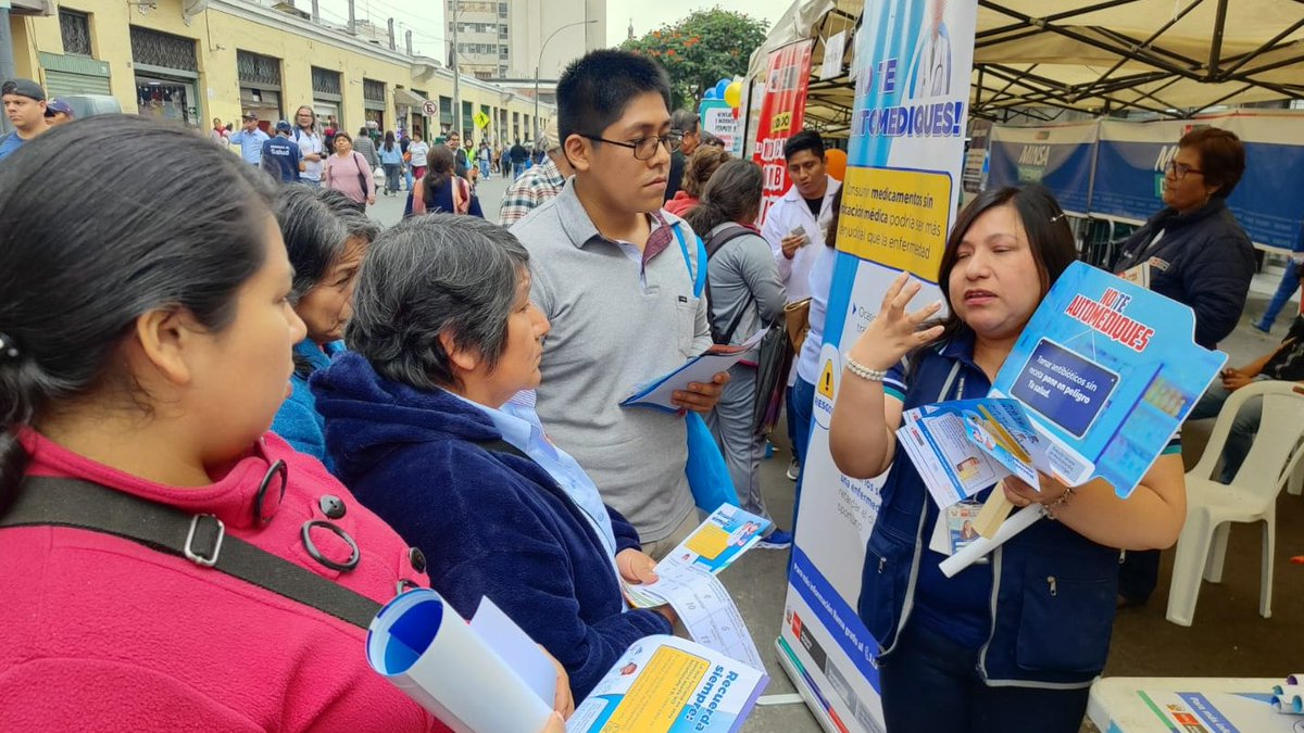 🚫 ¡Dile no a la automedicación!🤚 La #Digemid del #Minsa, realizó una feria informativa "Por el uso racional de medicamentos" en el Mercado Central de Lima, para informar a los ciudadanos la importancia de utilizar adecuadamente los medicamentos y evitar la automedicación.