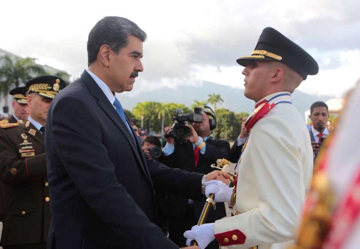 #EnDesarrollo Comandante en Jefe de la #FANB <a href="/NicolasMaduro/">Nicolás Maduro</a> otorgó Sables de Honor a los Tenientes y Tenientes de Corbeta que ocuparon los primeros lugares en el Orden de Mérito General de las diferentes Academias Militares.

#ExcelenciaEducativaMilitar