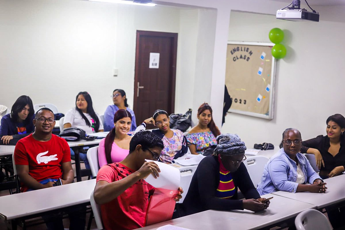 AtencioItzi's tweet photo. Cada día son más las personas que se siguen capacitando en San Miguelito. Hoy, un grupo de jóvenes y adultos culminaron el curso de inglés básico en el Centro Comunitario San Miguel Arcángel, en Paraíso. https://t.co/zTPUIOO5h6