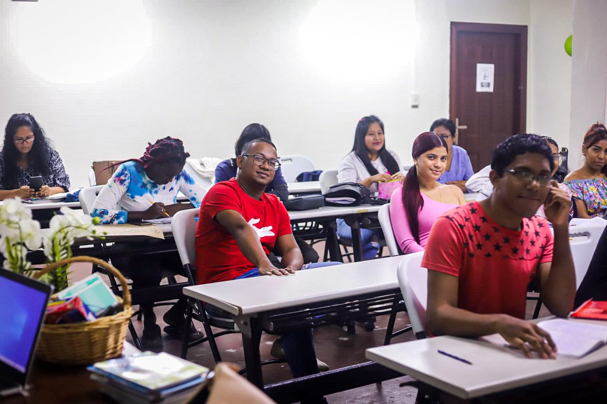 AtencioItzi's tweet photo. Cada día son más las personas que se siguen capacitando en San Miguelito. Hoy, un grupo de jóvenes y adultos culminaron el curso de inglés básico en el Centro Comunitario San Miguel Arcángel, en Paraíso. https://t.co/zTPUIOO5h6