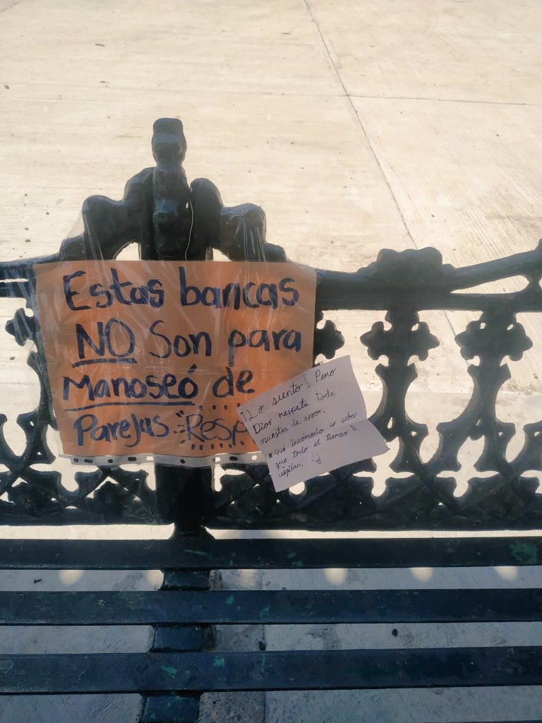chavarol's tweet photo. Por mi casa hay una iglesia, frente a la iglesia hay un par de bancas, en las bancas me encontré con este hermoso debate ¿quien tiene razón? https://t.co/ePRVVKCiUy