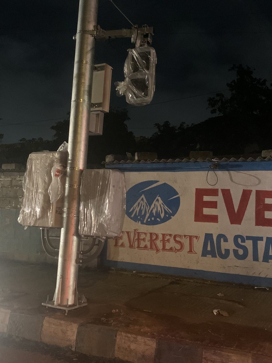 JsivaUrbantranz's tweet photo. Ever noticed those white boxes along Old Airport Road, MG Road, Richmond Road,& Hosur Road? They're part of the #ITS Master Plan pilot outcome, funded by #Japan's grant. Happy to be part during planning & design stage. Im plemented by #DULT along with #BBMP & @blrcitytraffic https://t.co/iL2f8didms