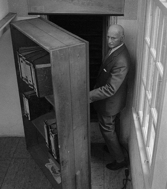 radialpro's tweet photo. في 12 يونيو 1942، تلقت فتاة يهودية صغيرة تعيش في أمستردام مذكرات في عيد ميلادها الثالث عشر. ستصبح اليوميات فيما بعد واحدة من أشهر اليوميات المكتوبة على الإطلاق، والمعروفة باسم "يوميات آن فرانك". أعطاها والداها مذكرات بغطاء أحمر، هديتها المفضلة. كتبت آن في مذكراتها في نفس اليوم: "آمل أن أتمكن من الوثوق بكل شيء لك، لأنني لم أتمكن أبدا من الثقة في أي شخص، وآمل أن تكون مصدرا كبيرا للراحة والدعم".

بعد شهر من تلقي اليوميات، اختبأت هي وعائلتها من النازيين في غرف خلف مكتب والدها. لمدة عامين، تم إخفاء الفرنجة وأربع عائلات أخرى وإطعامهم ورعايتها من قبل أصدقاء غير اليهود. في عام 1944، تم اكتشاف العائلات من قبل الجستابو، الذي تم إبلاغه. تم نقل الفرنجة إلى أوشفيتز، حيث توفيت والدة آن. قام الأصدقاء في أمستردام بتفتيش الغرف ووجدوا مذكرات آن مخبأة بعيدا. تم نقل آن وأختها إلى معسكر آخر، بيرغن بيلسن، حيث توفيت آن بسبب التيفوس قبل شهر من انتهاء الحرب.

نجا والد آن من أوشفيتز ونشر مذكرات آن في عام 1947 باسم "يوميات فتاة صغيرة". تمت ترجمة الكتاب إلى أكثر من 60 لغة.