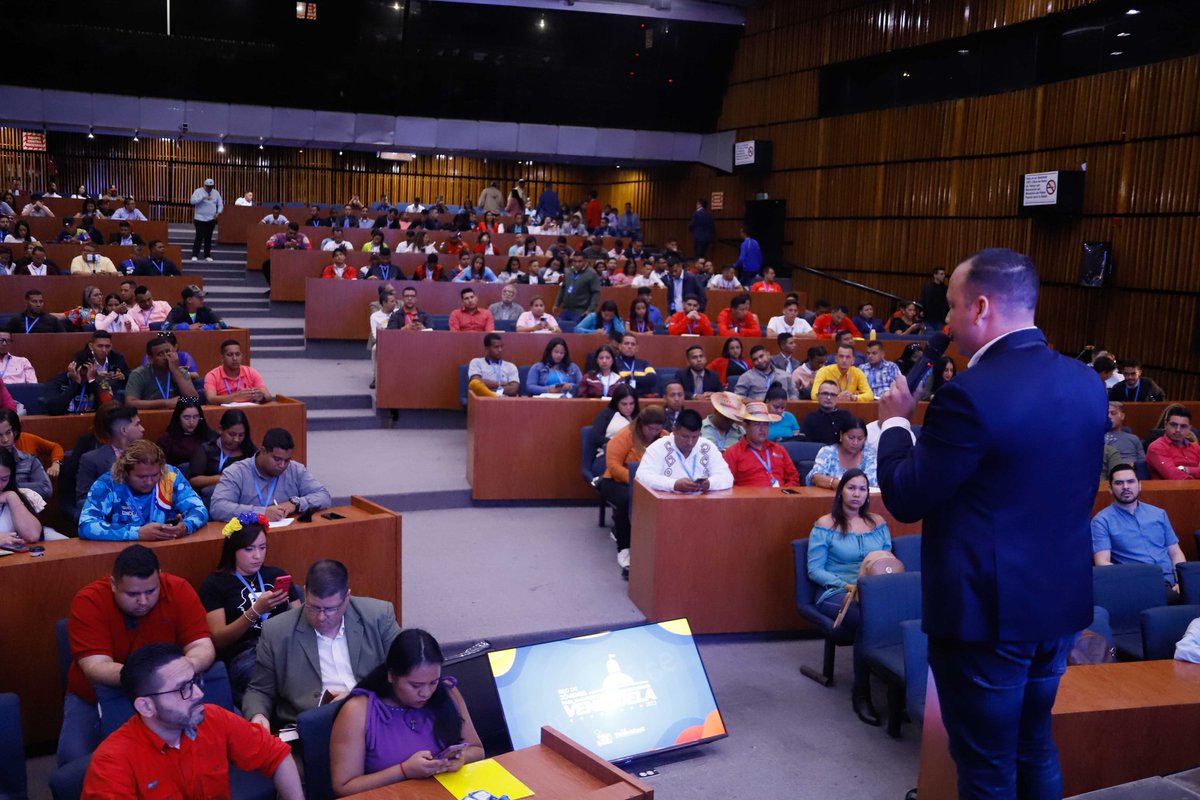 mineducacion_ve's tweet photo. ¡Encuentro de la Red de Jóvenes Parlamentarios/as de Venezuela!
 
Afianzamos el trabajo político con nuestra muchachada. Consolidamos nuestra democracia participativa para seguir defendiendo nuestra independencia y soberanía.   
 
#RedParlamentariaJuvenil
@NicolasMaduro https://t.co/zJM8qqlP07