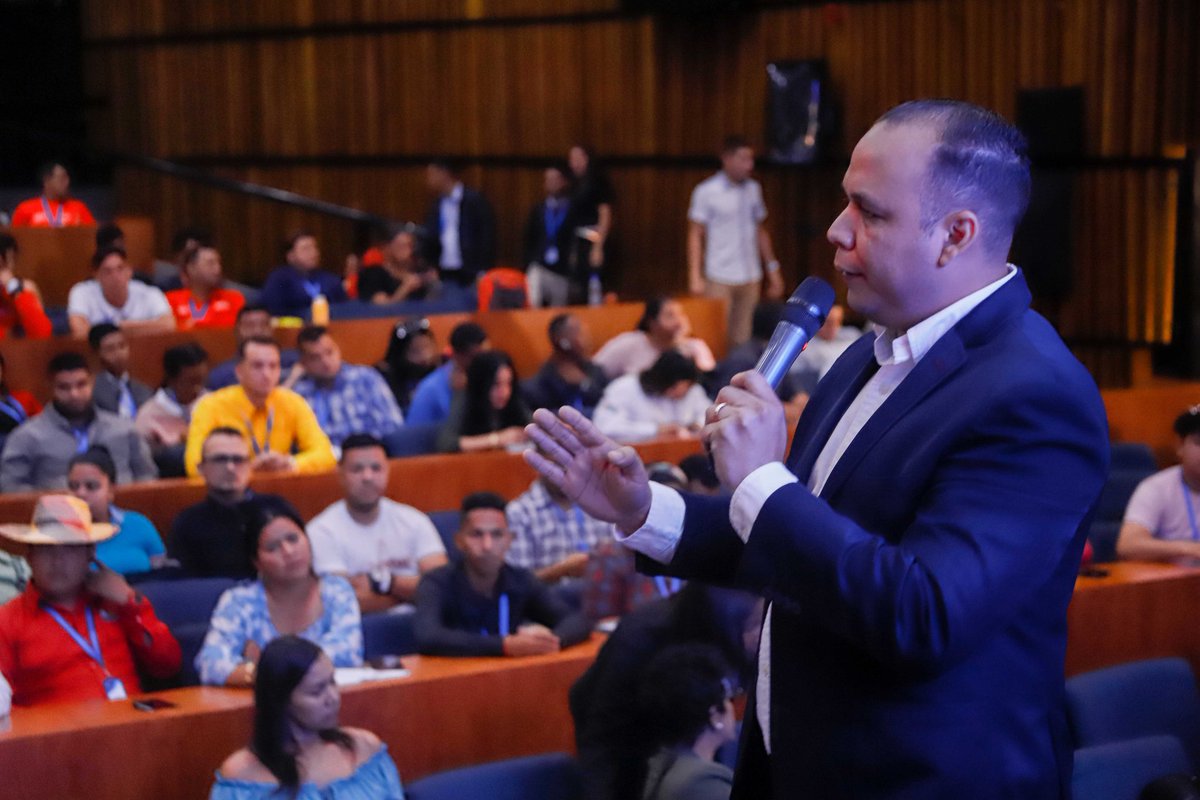 ¡Encuentro de la Red de Jóvenes Parlamentarios/as de Venezuela!
 
Afianzamos el trabajo político con nuestra muchachada. Consolidamos nuestra democracia participativa para seguir defendiendo nuestra independencia y soberanía.   
 
#RedParlamentariaJuvenil
<a href="/NicolasMaduro/">Nicolás Maduro</a>