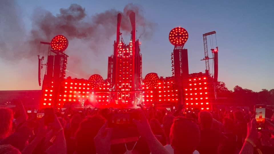Karbunkel's tweet photo. Sfeertje hoor @RSprachrohr niks mis mee #Rammstein #feuerzone https://t.co/9BtAfLO7h2