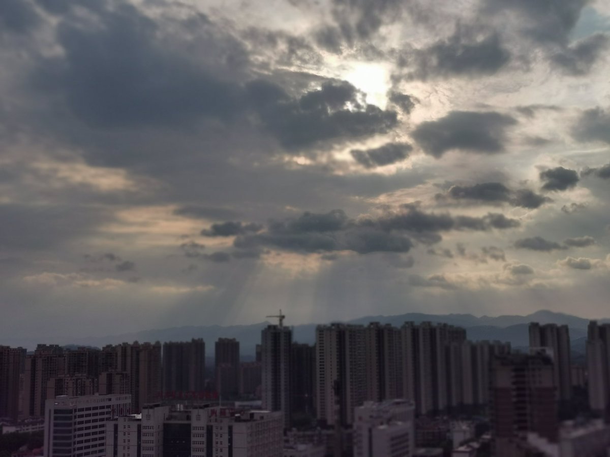聊发少年狂咯，大半夜爬山等日出，结果被乌云遮住了，一整个白等一晚