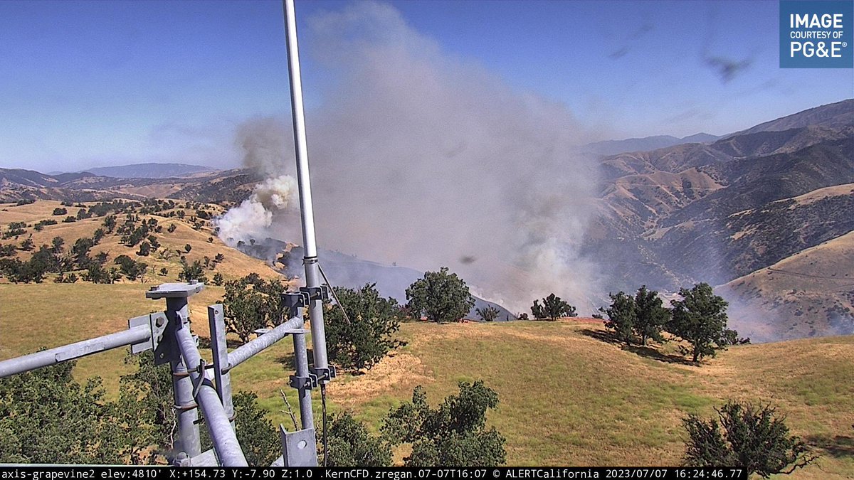 DanielFireTruck's tweet image. #DistrictFire OES Intel 24 has mapped the fire again at 295 acres.
The head of the fire still has activity Air Tankers and Helicopters continue to work.