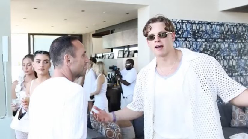 Scuba_Steve26's tweet image. Kenny Pickett: Smoking cigars, contaminating his lungs, partying. 

Joe Burrow: getting DRUNK at some party.

Deshaun Watson: putting in WORK

#DawgPound