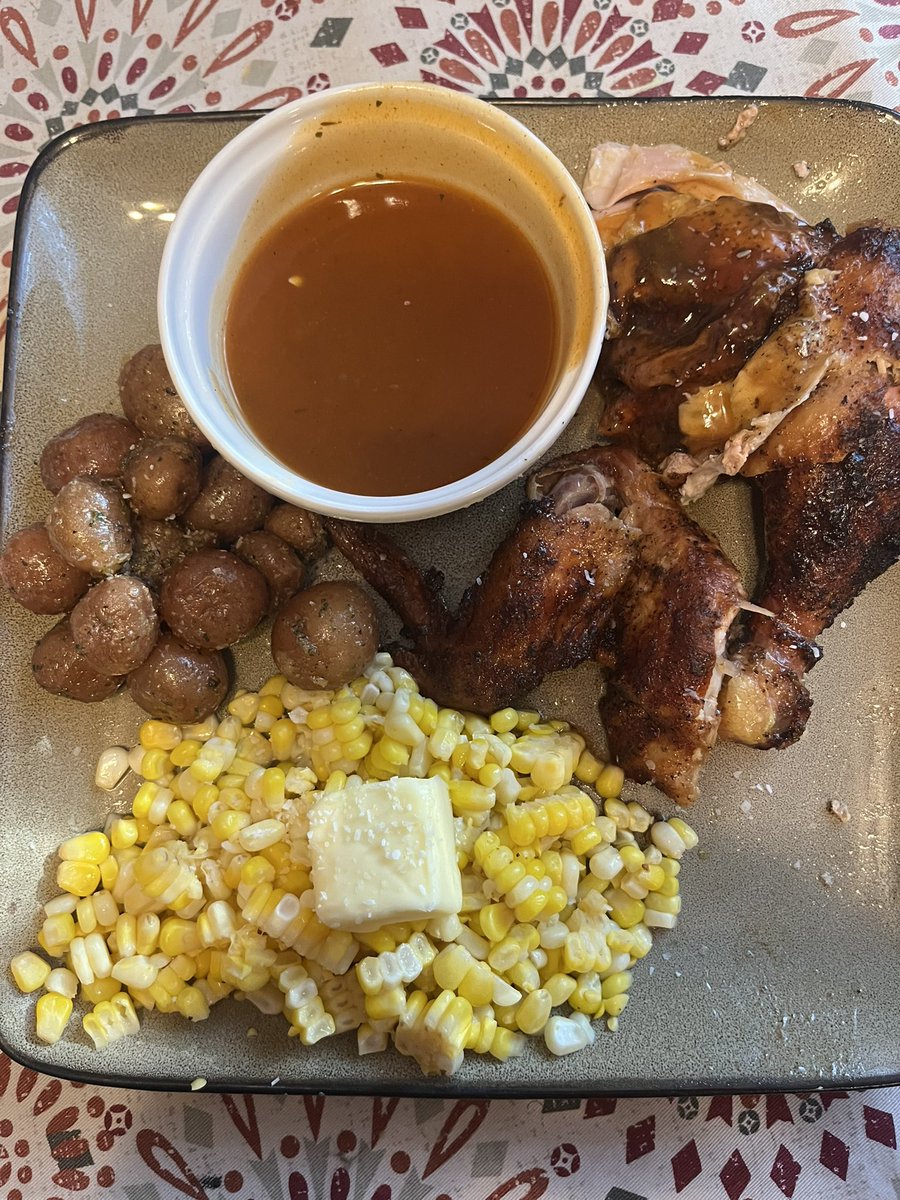 uswfishingjosh's tweet photo. Friday night dinner! Rotisserie chicken, corn off the cob, potatoes with herbs and butter with a side of @SwissChaletCA sauce. @the_dadchef @716chef @michaelgdeck https://t.co/J2voTmiRsN
