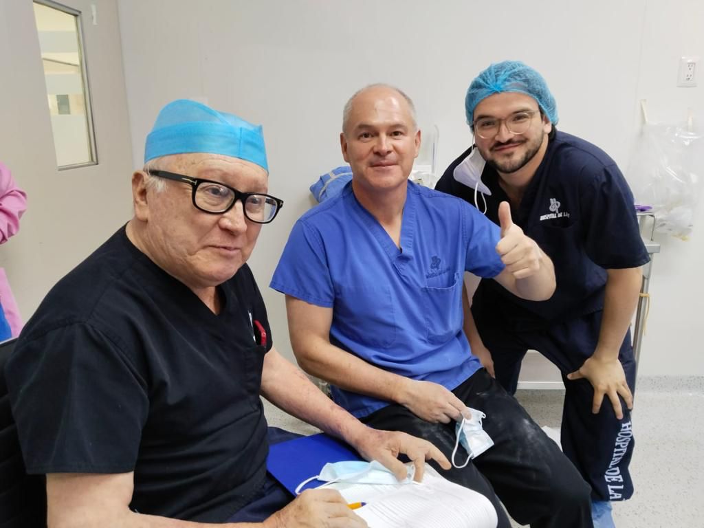 Dios te hizo muy fuerte papá, hace un año luchabas por tu vida y pasaste momentos muy complicados.

Hoy estás de vuelta para ayudar a otros a aliviar su dolor.

🙏🏽 Soy bendecido de ser tú hijo y tenerte a ti y a mi hijo conmigo! Que Dios me permita disfrutar su compañía siempre!