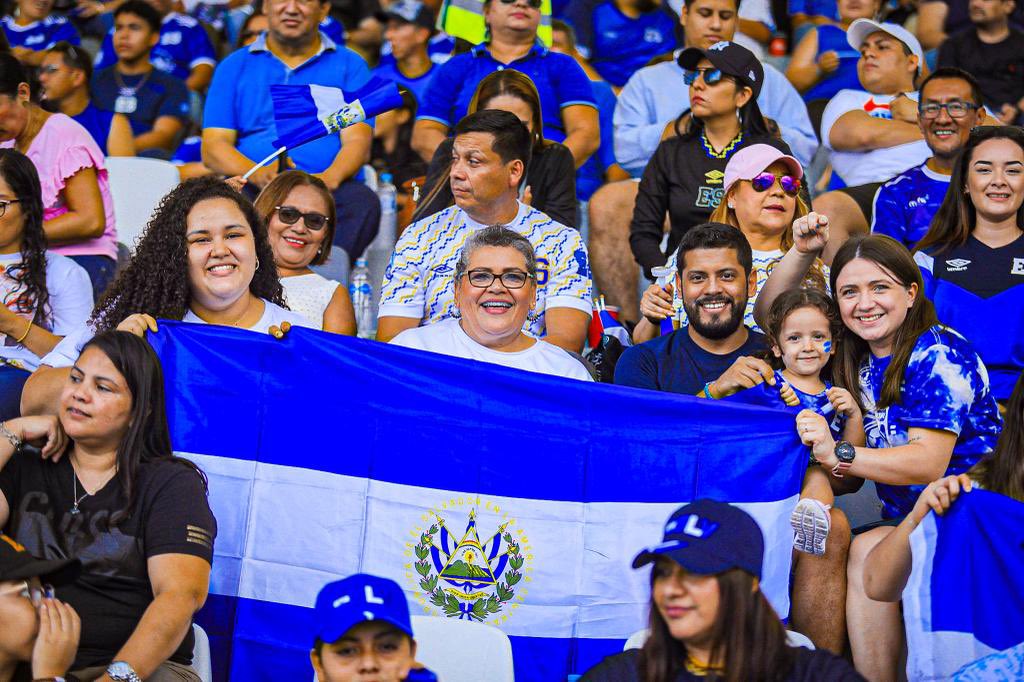 SSalvador2023's tweet photo. Desde el Estadio de Futbol Playa la @selectaplayera se enfrentará a Colombia para buscar el oro y coronarse como campeones en #SanSalvador2023. ⚽️🏅

¡Vamos guerreros de playa, una nación entera los apoya! 💙🇸🇻 https://t.co/nk28QAsRmj