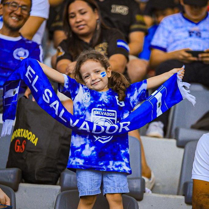SSalvador2023's tweet photo. Desde el Estadio de Futbol Playa la @selectaplayera se enfrentará a Colombia para buscar el oro y coronarse como campeones en #SanSalvador2023. ⚽️🏅

¡Vamos guerreros de playa, una nación entera los apoya! 💙🇸🇻 https://t.co/nk28QAsRmj