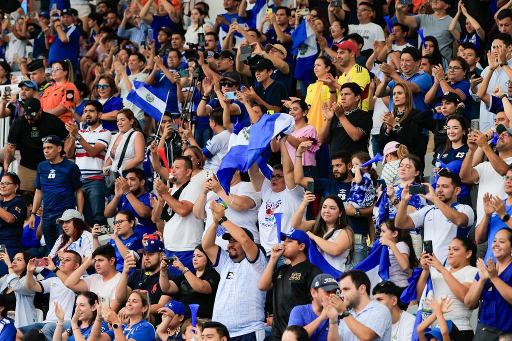 SSalvador2023's tweet photo. Desde el Estadio de Futbol Playa la @selectaplayera se enfrentará a Colombia para buscar el oro y coronarse como campeones en #SanSalvador2023. ⚽️🏅

¡Vamos guerreros de playa, una nación entera los apoya! 💙🇸🇻 https://t.co/nk28QAsRmj