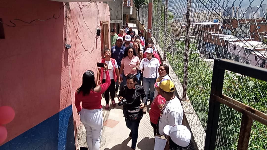 MisinRobinsonP2's tweet photo. ¡Plan Amor en Acción!

Desde la Base de Misiones Juana la Avanzadora en la cota 905 de la pquia. Santa Rosalía de Caracas, desplegados en la incorporación de patriotas junto a la Min. @d_guzmanl y nuestra Pdta. @Sociabolivarian 

@NicolasMaduro 
@_LaAvanzadora https://t.co/JVSB2X7N1K