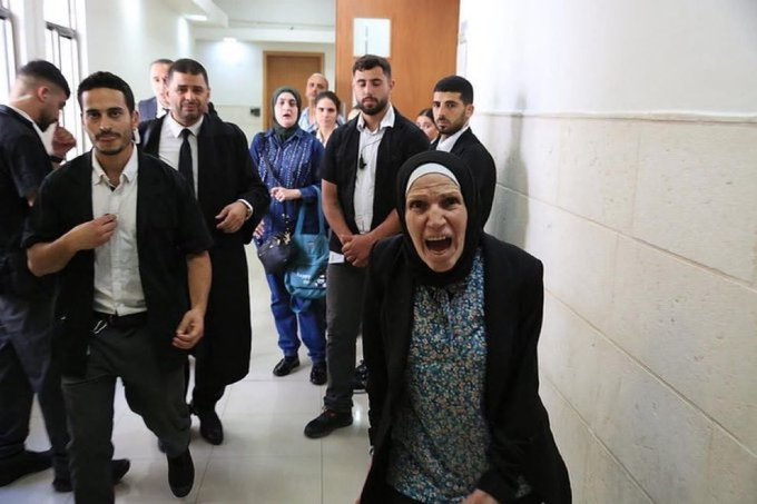SoftWarNews's tweet photo. Kekejaman

Seorang polisi Israel mengeksekusi seorang autis Palestina bernama Eyad Hallaq.

Polisi Israel menembak kakinya, mengejarnya ke tempat sampah, lalu menembakkan 3 peluru lagi di dadanya dengan M16.

Ibu Eyad berteriak saat pengadilan Israel membebaskan pembunuh putranya https://t.co/ENVgQCt8WF
